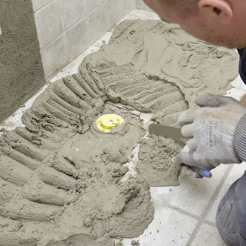 La zona prima occupata dalla vasca viene completata e livellata a rapida asciugatura